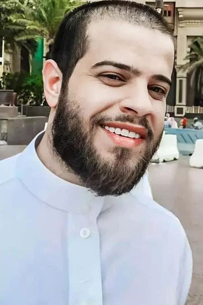 أدهم نابلسي يؤدي مناسك العمرة.